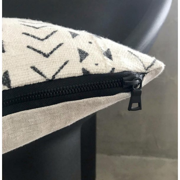 Hvid med sort m�nster Bogolan pude 38x64 cm