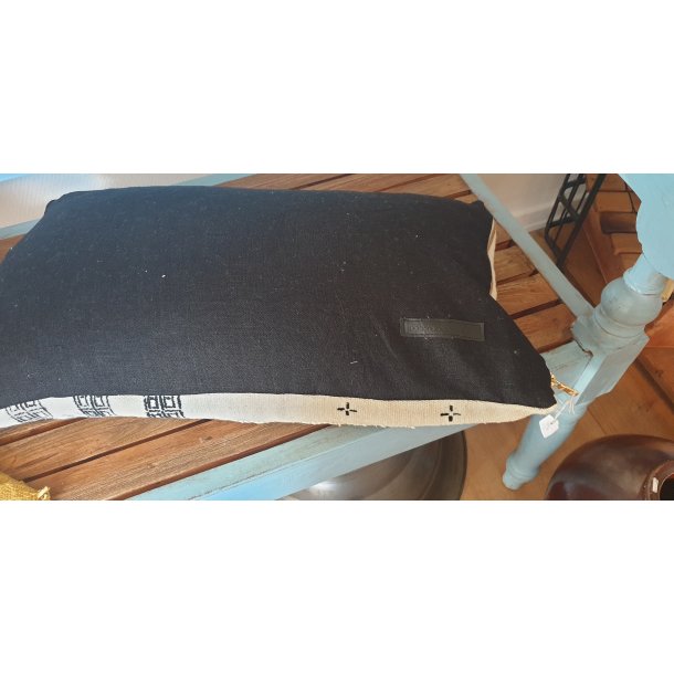 Hvid/sort Bogolan pude 38x64cm