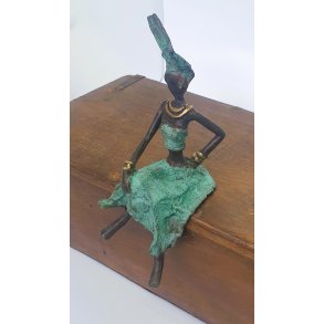 Afrikansk messingfigur: Siddende kvinde - small