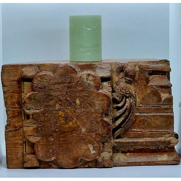 Gammel trbase som bloklysstage