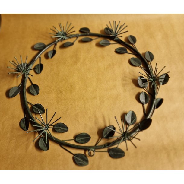 Blomsterkrans i patineret metal