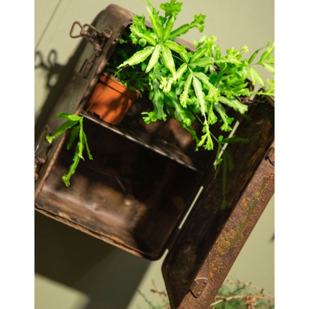 FRA KUFFERT TIL V�GSKAB I METAL