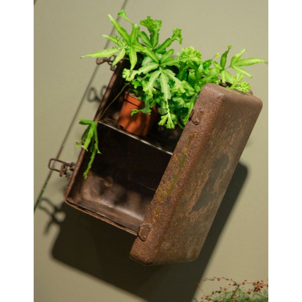 FRA KUFFERT TIL V�GSKAB I METAL