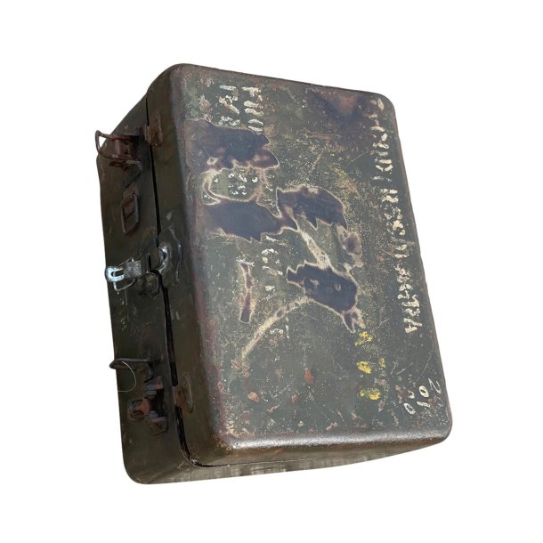 FRA KUFFERT TIL V�GSKAB I METAL