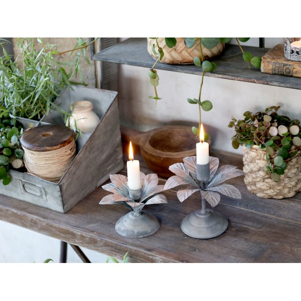 Lysestage med blomst i antik zink fra Chic Antique