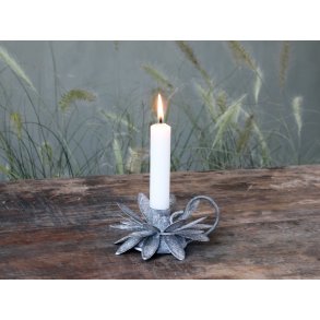 Kammerstage med blomst til bedelys