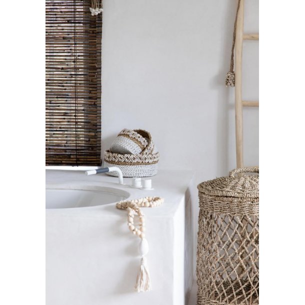 Flettet kurv med cowrie skaller fra Bali - large