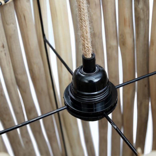 Tulum h�ndlavet loftlampe i teak fra Bazar Bizar