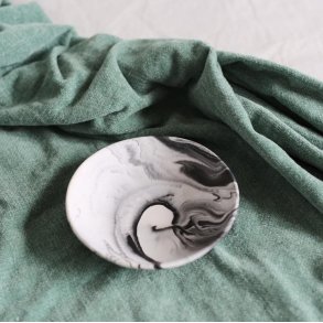 Lille skl til sbe eller smykker med marmoreffekt - sort/hvid