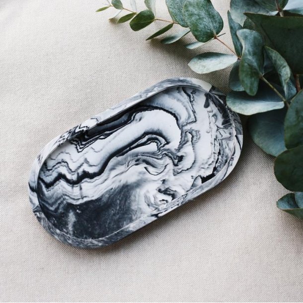 Oval bakke til s�be eller smykker med marmoreffekt - sort/hvid