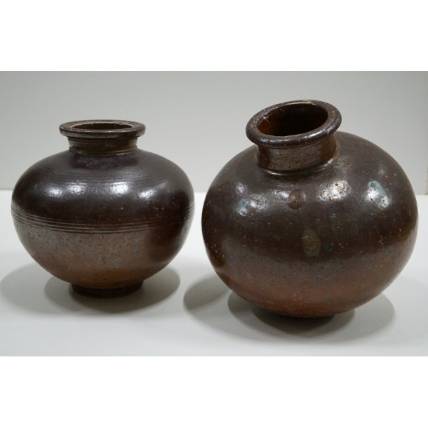 Gamle lerkrukker med patina