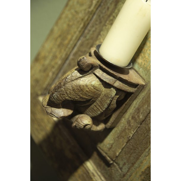 Lysestage af gammelt d�rpanel