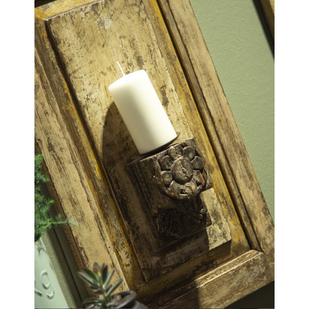 Lysestage af gammelt d�rpanel